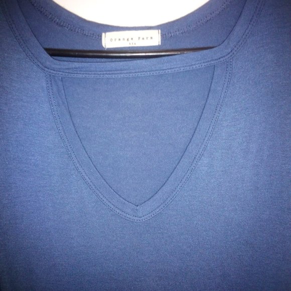 Blue shirt with triangle cut neckline - Picture 3 of 3